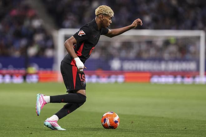 篮球勇士球星单场命中三分刷新纪录