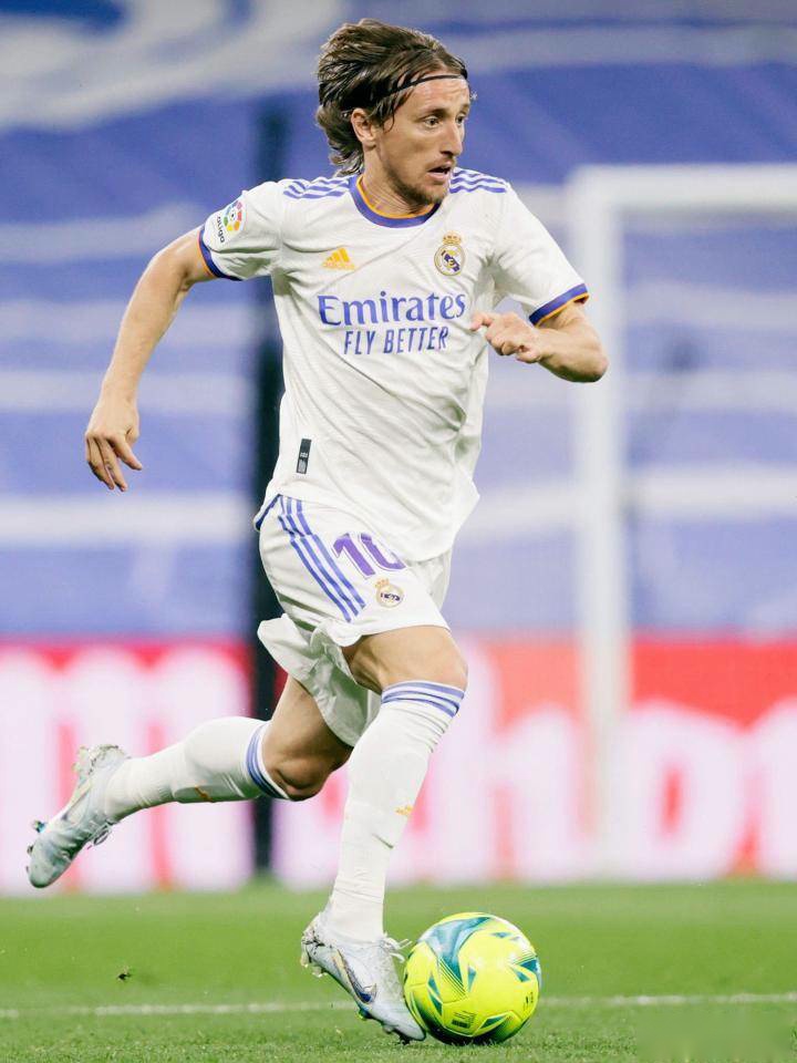 葡超比赛一球员受伤需要担架，对方球员帮忙传递担架吃黄牌