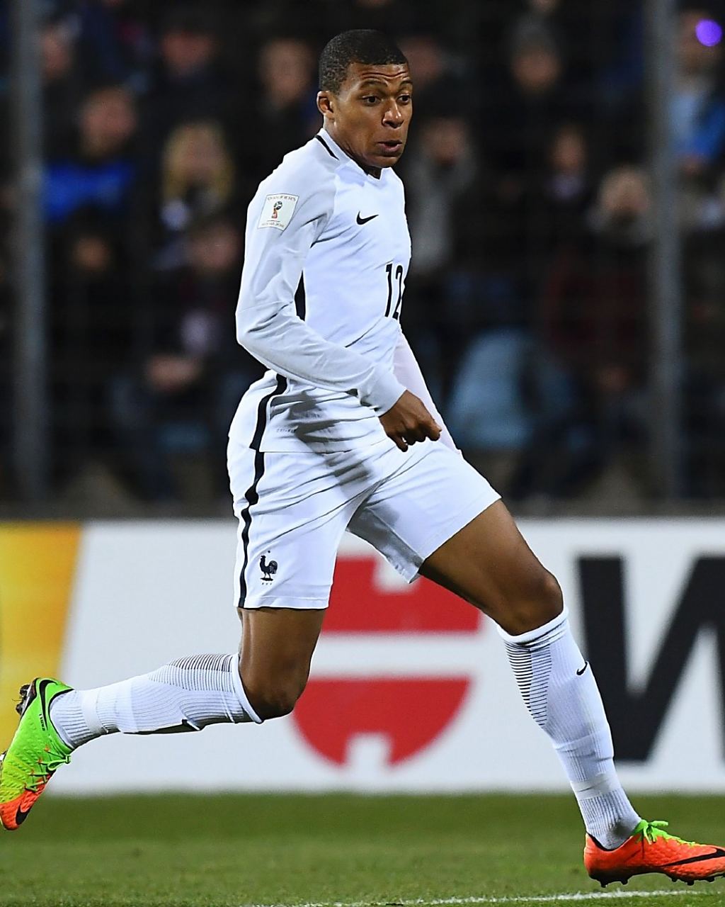 为国出战14次打进1球，尹鸿博获得印有19号的国足纪念球衣